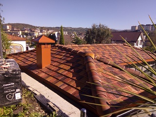 Крыша из керамической черепицы Ла Эсканделла (La Escandella). Сложна г-образная форма кровли с одной трубой.