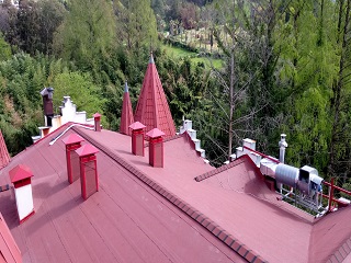 Завершение ремонта двускатной крыши с встроеными кукушками в кровлю. Имеются наличие элькерных башен и вентиляционые шахты.