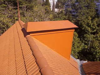 Двухскатная крыша из натуральной черепицы Kilicoglu. Большая вентиляционая шахта встроена в скат крыши.